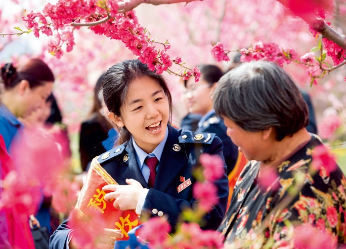 2021年4月,首都税务职工为辖区居民进行税法宣传服务 2021年4月,首都税务职工为辖区居民进行税法宣传服务