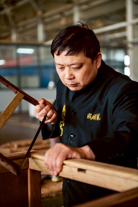 大国工匠、北京金隅天坛家具股份有限公司龙顺成公司副经理、工艺总监 刘更生 大国工匠、北京金隅天坛家具股份有限公司龙顺成公司副经理、工艺总监 刘更生