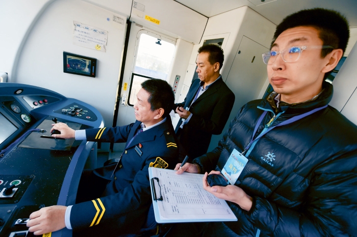 2019年12月22日,第二届“北京大工匠”选树活动城市轨道列车驾驶员挑战赛开赛,来自全市城市轨道列车驾驶员岗位的3名种子选手和6名挑战者进行了巅峰对决 2019年12月22日,第二届“北京大工匠”选树活动城市轨道列车驾驶员挑战赛开赛,来自全市城市轨道列车驾驶员岗位的3名种子选手和6名挑战者进行了巅峰对决