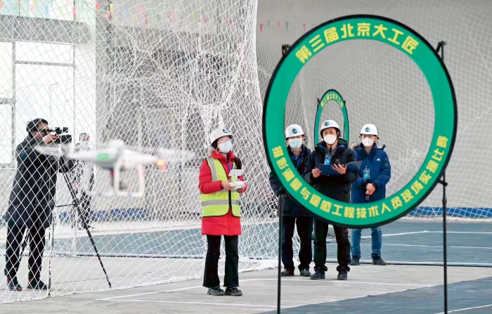 2023年2月19日，在第三届“北京大工匠”选树活动摄影测量与遥感工程技术人员比赛现场，选手们精心操控，多旋翼无人机平稳飞行，完成一系列指定任务