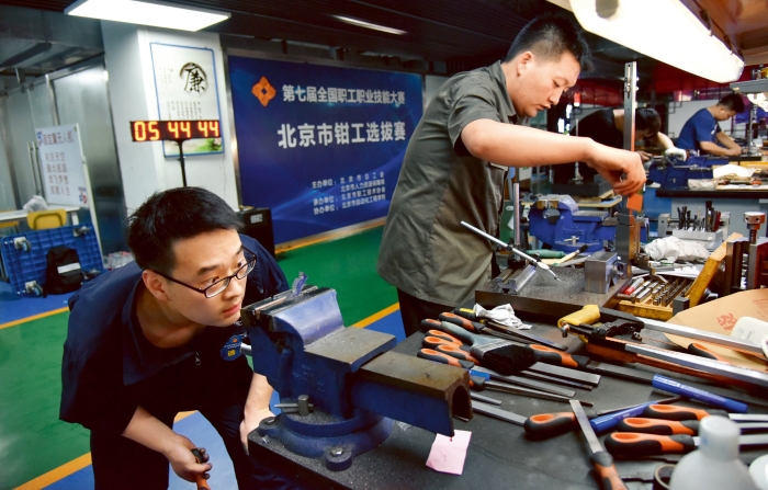 2021年7月21日,第七届全国职工职业技能大赛北京选拔赛正式启动,涵盖钳工、焊工、数控机床装调维修工、工业机器人操作调整工、网络与信息安全管理员、砌筑工6个工种。图为钳工选拔赛的竞技现场 2021年7月21日,第七届全国职工职业技能大赛北京选拔赛正式启动,涵盖钳工、焊工、数控机床装调维修工、工业机器人操作调整工、网络与信息安全管理员、砌筑工6个工种。图为钳工选拔赛的竞技现场