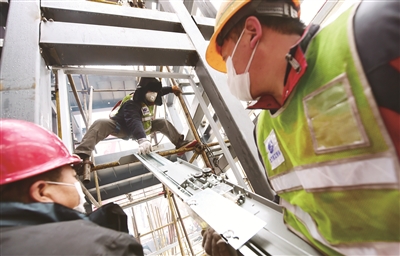 2020年除夕,北京北安时代创新设备安装工程有限公司连夜进驻小汤山医院改造工程现场,争分抢秒开展医用电梯的安装与调试运行任务 2020年除夕,北京北安时代创新设备安装工程有限公司连夜进驻小汤山医院改造工程现场,争分抢秒开展医用电梯的安装与调试运行任务