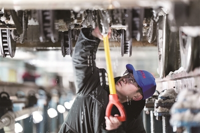 2024年2月5日,北京动车段北京南动车运用所值班主任王昌雷仔细清除转向架上的积雪积冰 2024年2月5日,北京动车段北京南动车运用所值班主任王昌雷仔细清除转向架上的积雪积冰