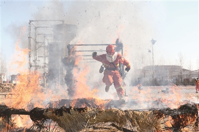 2021年12月31日,北京市森林消防综合救援总队三支队二中队的森林消防员进行火场心理行为训练 2021年12月31日,北京市森林消防综合救援总队三支队二中队的森林消防员进行火场心理行为训练