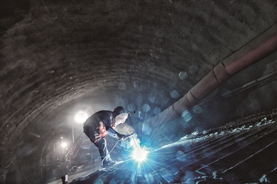 2021年12月19日,北京建工市政路桥职工在国道109新线进行焊接作业 2021年12月19日,北京建工市政路桥职工在国道109新线进行焊接作业