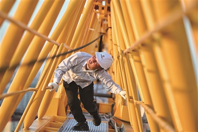 2023年6月19日,“北京大工匠”王超手脚并用在平衡臂上行进,保障重点工程顺利推进 2023年6月19日,“北京大工匠”王超手脚并用在平衡臂上行进,保障重点工程顺利推进