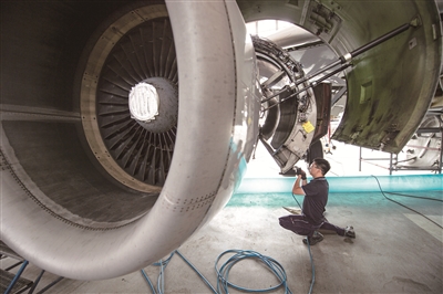 2020年9月21日，北京飞机维修工程有限公司机库内，工人正在对飞机发动机部件检修保养
