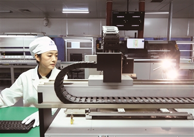 2023年6月7日，“北京大工匠”刘芳测试电子元件，她要求每个元件安装质量必须百分百合格