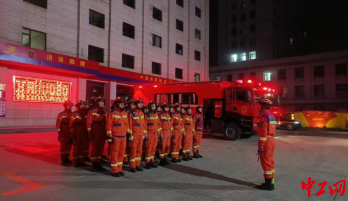 程恩虎所在的甘肃省临夏回族自治州消防救援支队深夜集结，准备赶往震中。受访者供图