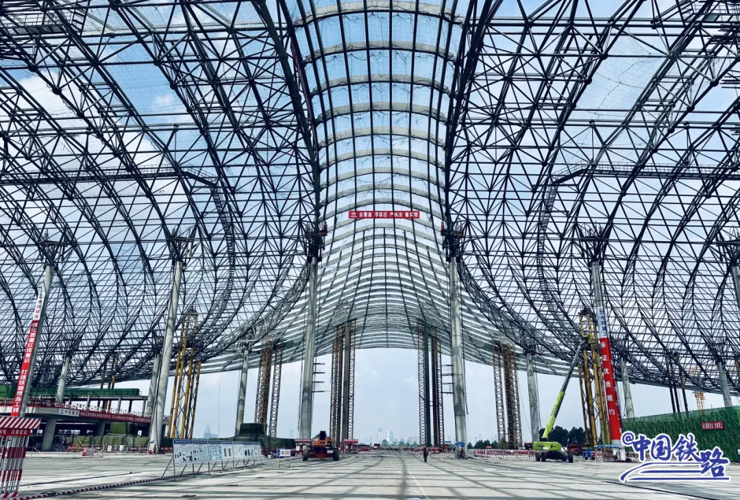 天府高铁站建设有新进展 成都"钢凤凰"雏形初现 - 财经 - 中工网
