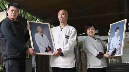 劳模工作室为一线职工拍摄“最美微笑照”