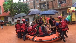 广西南宁积水倒灌进幼儿园 消防转移172名师生