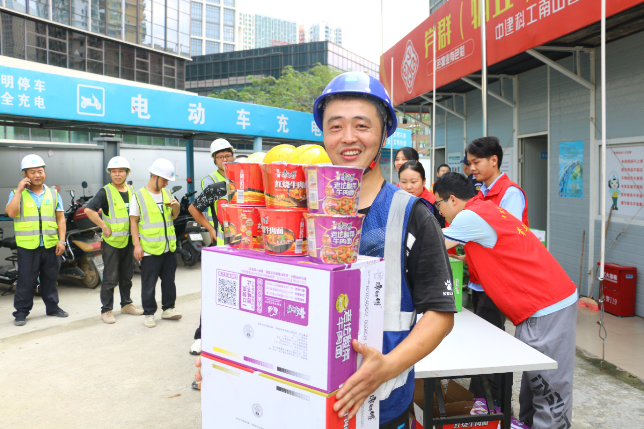 中建科工项目工会及志愿服务队慰问一线工人