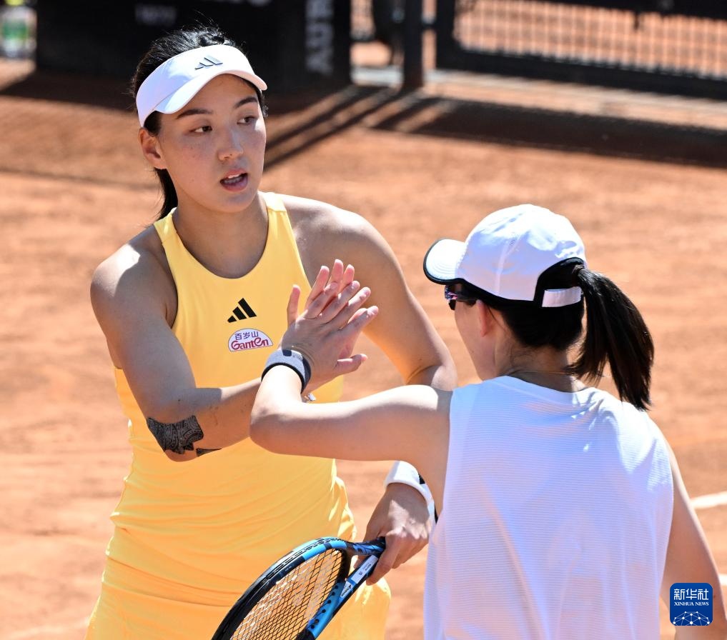 网球——wta1000罗马站:王欣瑜/郑赛赛晋级女双第二轮
