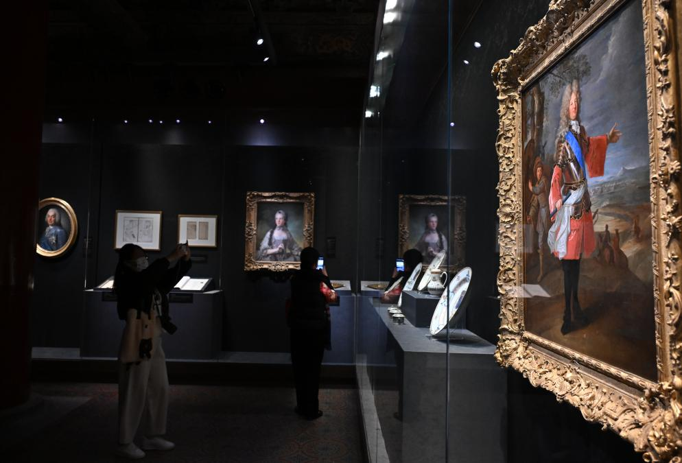 4月1日，作为中法文化旅游年的重要项目，“紫禁城与凡尔赛宫——17、18世纪的中法交往”展览在故宫文华殿开幕。图为观众当天参观展览。新华社记者 金良快 摄