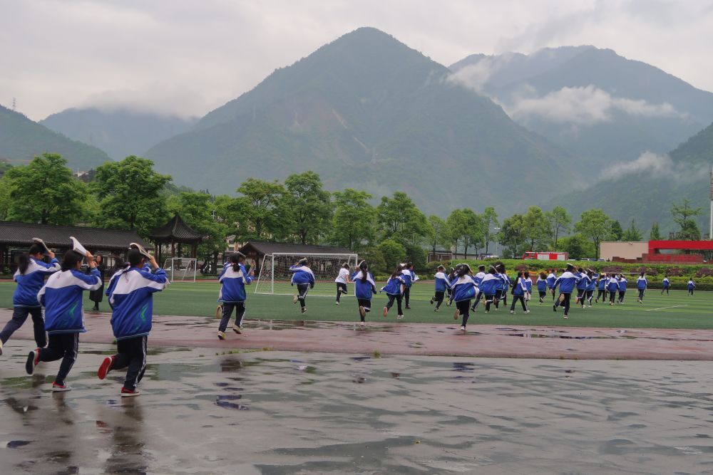 一条岷江之隔,车程几分钟之外,七一映秀中学的旧址——漩口中学地震