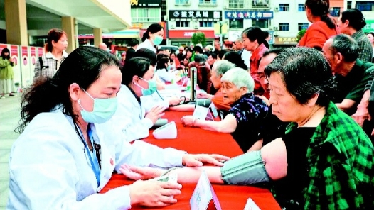 四川省总工会第九蹲点组将爱心义诊送到“家”