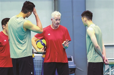 "让大家看到一支永不言弃的中国男排" 中国男排主教练维塔尔·海宁