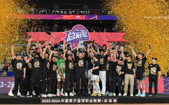 The basketball staff receives the gold seal-Sports-China Engineering Network