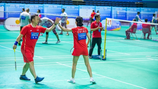 羽毛球赛场上的击掌很燃也很暖