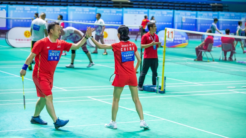 羽毛球赛场上的击掌很燃也很暖