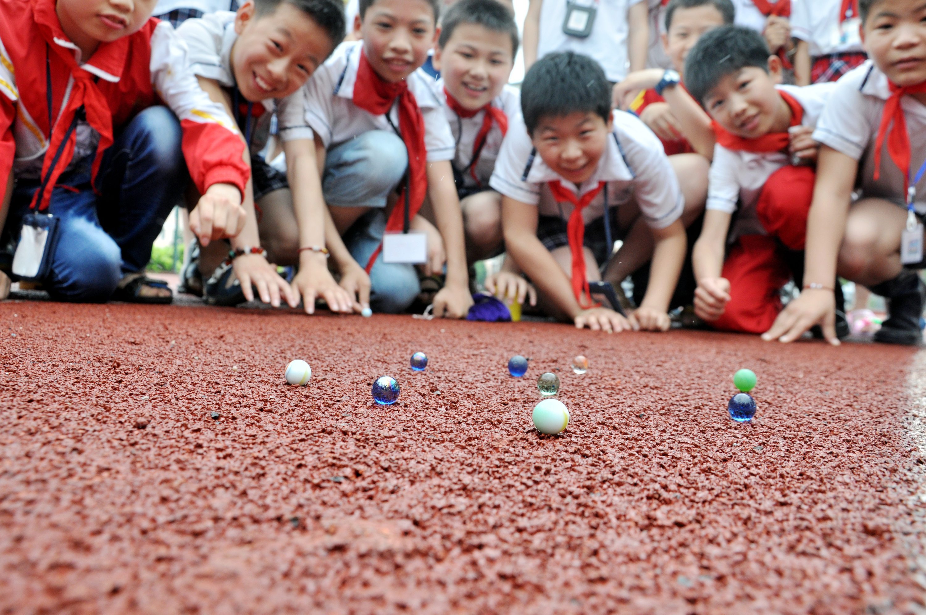 省海南藏族自治州原河卡乡(现河卡镇)的小学生们在做老鹰抓小鸡的游戏