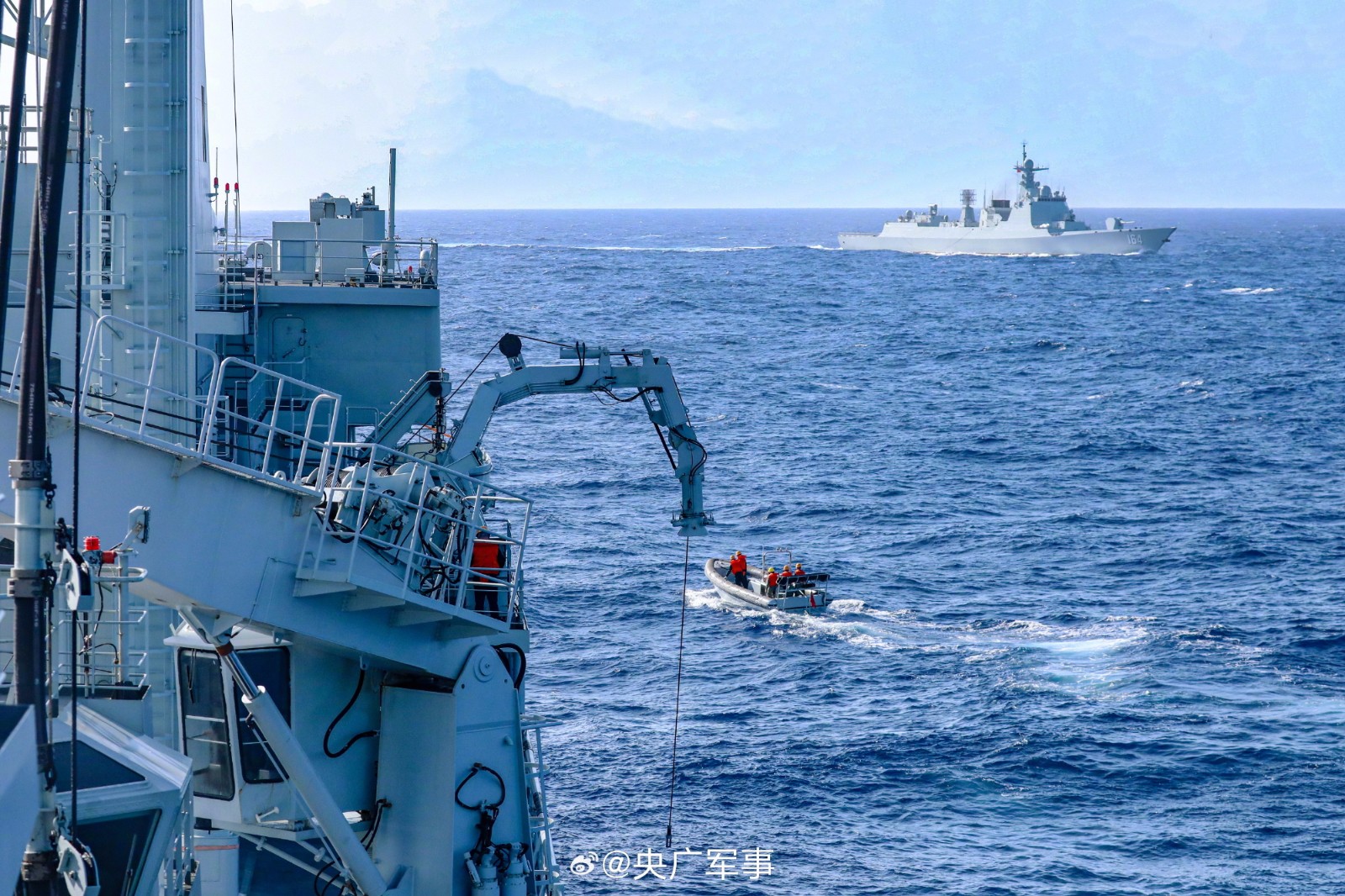 劈波斩浪!南部战区海军舰艇编队训练