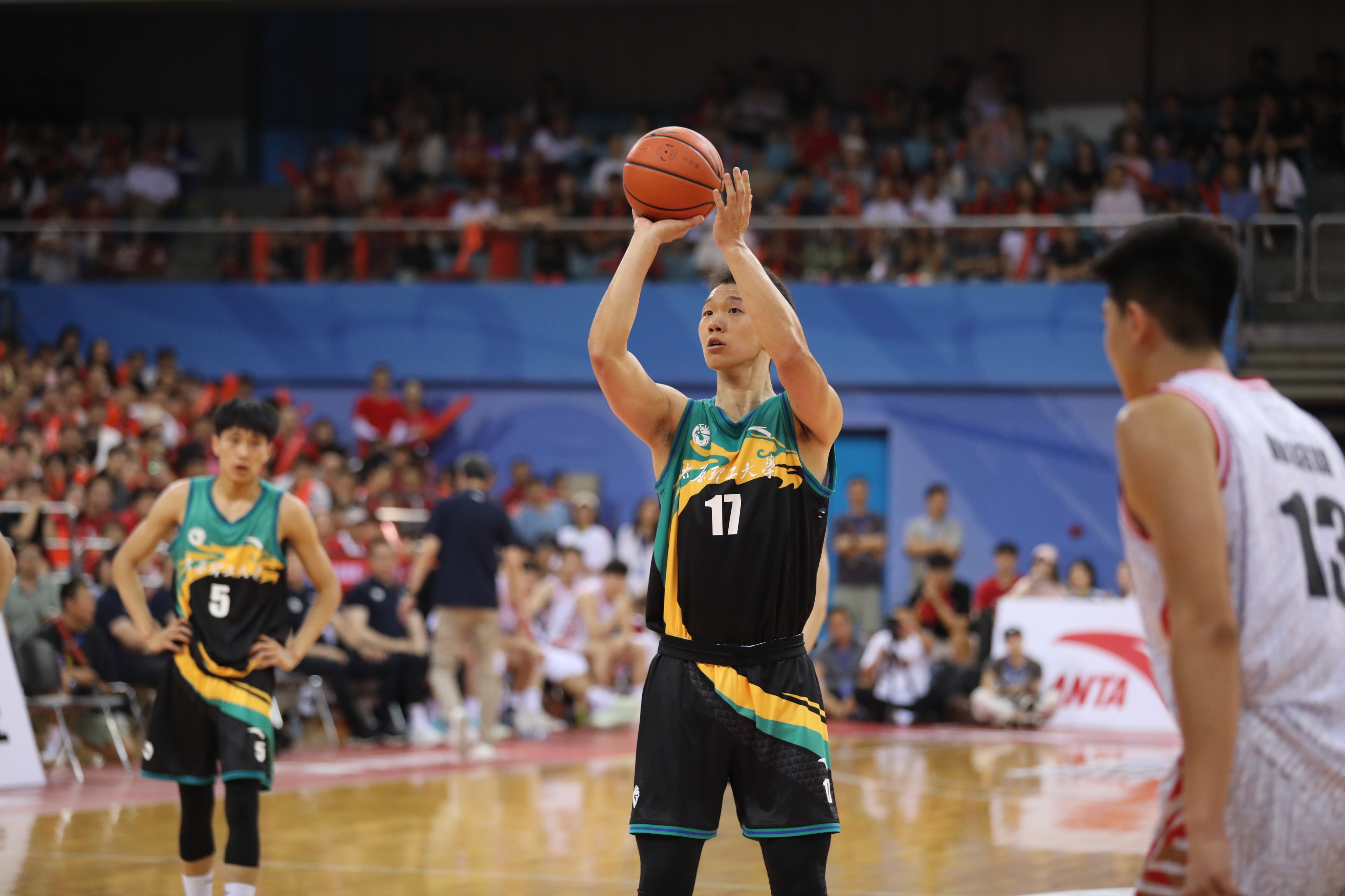 中国大学生篮球联赛全国八强赛开打 北京大学队抢得先机 - 体育 - 中