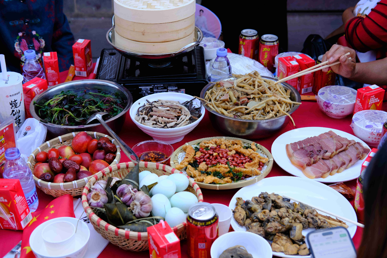 3000桌"药根宴"热闹开席迎接游客