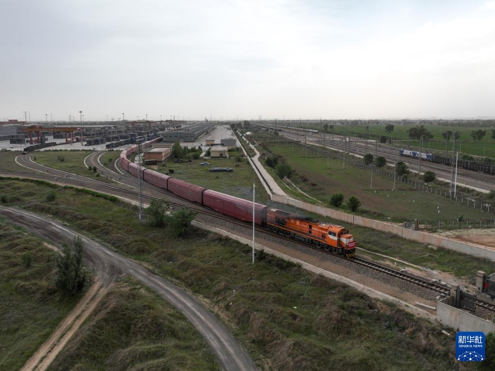 6月12日在内蒙古呼和浩特市沙良物流园拍摄的呼和浩特首趟中欧班列