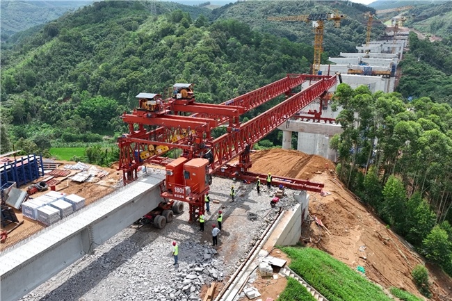 阳信高速下竹山大桥预制t梁首架顺利完成