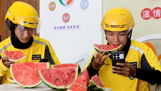 工会送清凉 | @户外劳动者 工会喊你吃瓜！还有雪糕、矿泉水免费领