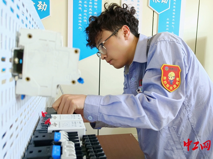以“电”比武