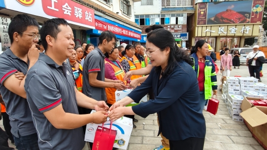 云南省昭通市鲁甸开展“工会温暖进万家”送清凉活动