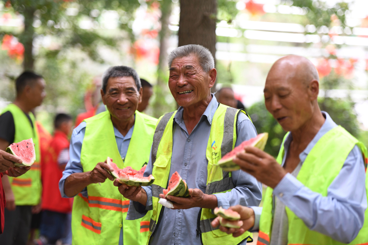 爱心人士为户外劳动者送清凉 - 公益 - 中工网