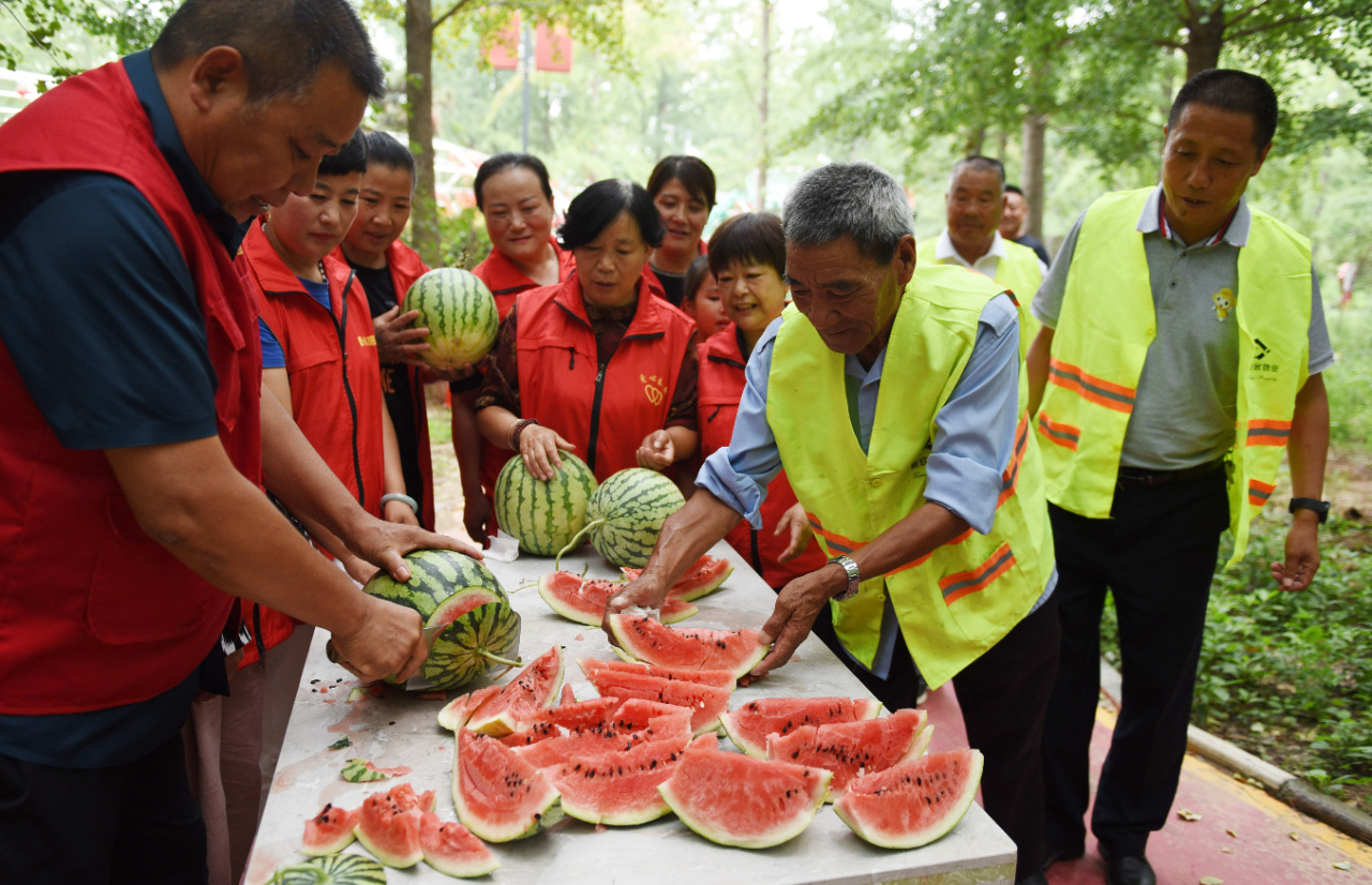 爱心人士为户外劳动者送清凉 - 公益 - 中工网