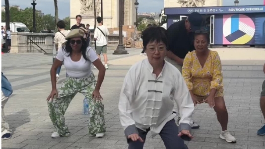 在凯旋门教外国人八段锦是什么体验