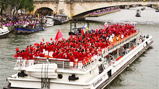 中国代表团亮相巴黎奥运会