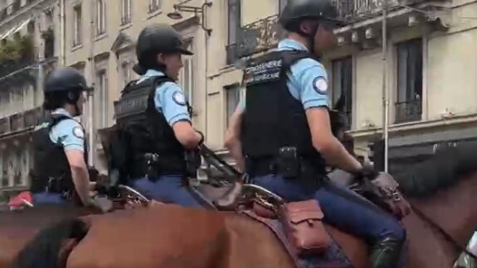 骑警上阵！人流如织！巴黎奥运会开幕在即