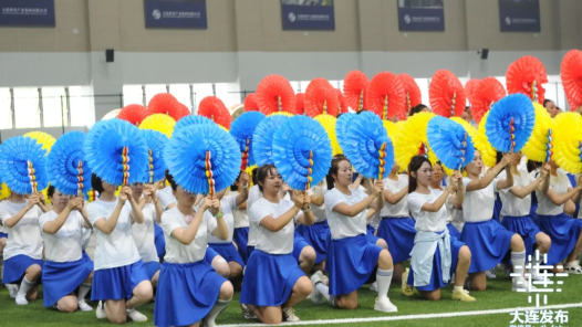 全国职工足球邀请赛开幕式观众席有惊喜
