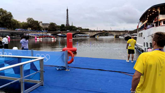 巴黎奥运会丨塞纳河水质达标 辛鑫“试水”马拉松游泳