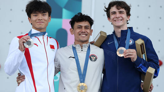 巴黎奥运会丨男子速度攀岩“三强争霸” 中国伍鹏夺银