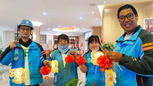 暖心又温馨 外卖骑手集体庆中秋过生日