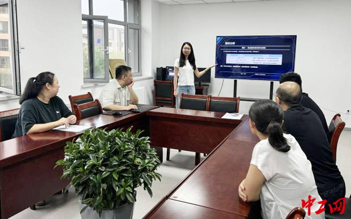 客户经理岳妮工作现场。兰宁洁 摄