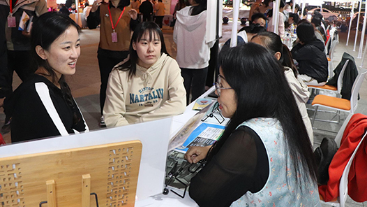 山东滨州市总工会夜市上“摆摊设点”关爱职工身心健康