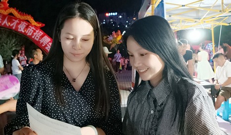 “就业夜市”招聘活动 帮扶求职者就业创业