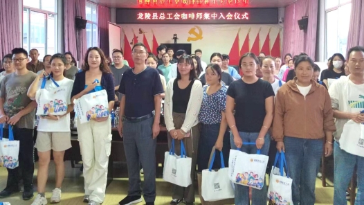云南龙陵县“建会入会集中行动”见成效 2571人加入工会