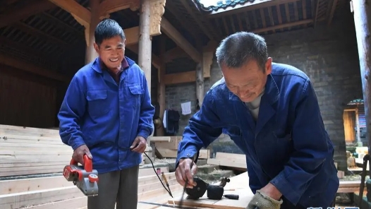 全国总工会：努力把农民工培养成高素质现代产业工人