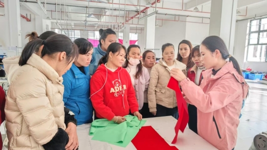 广西东兰县民族服装车间有个培创班