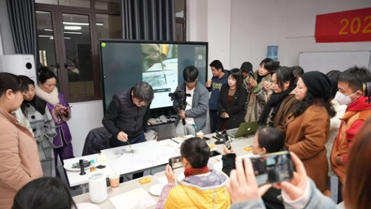 江西景德镇市高新区举办“工会帮就业”陶瓷绘画就业技能培训班